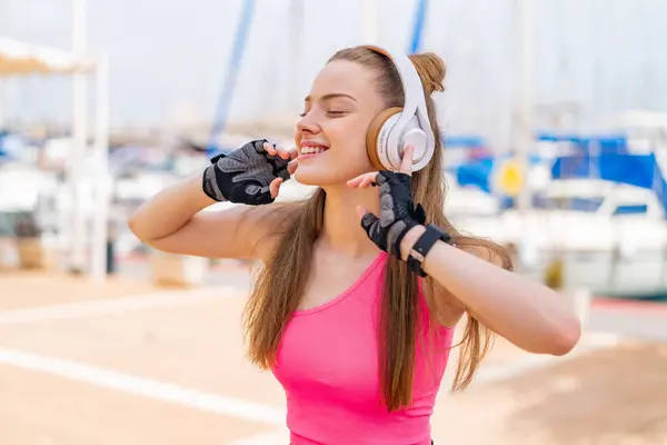 Молодая Красивая Спортивная Девушка Открытом Воздухе Слушает Музыку Поет — стоковое фото