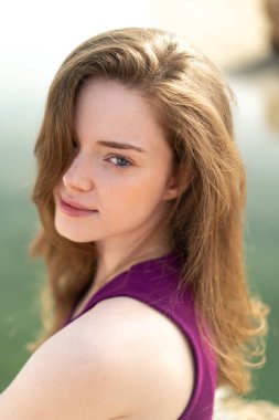 Dışarıdaki kızıl saçlı genç kız