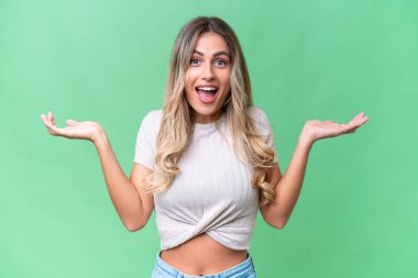 Genç Uruguaylı kadın şok olmuş bir yüz ifadesi ile izole edilmiş.