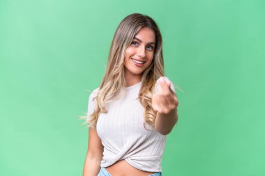 Genç Uruguaylı kadın soyutlanmış bir şekilde para hareketi yapıyor.