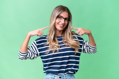 Genç Uruguaylı kadın, izole edilmiş geçmişinden dolayı baş parmak işareti yapıyor.