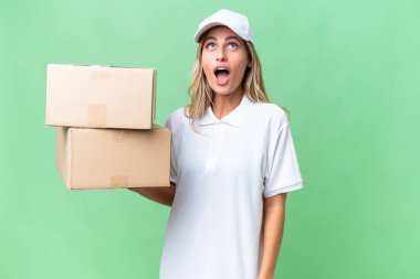 Uruguaylı bir kadın izole edilmiş arka planda yukarı bakıyor ve şaşırmış bir ifadeyle