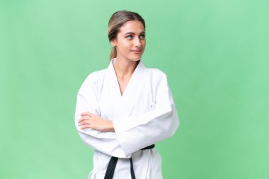 Genç Uruguaylı kadın karate yapıyor ve kollarını kavuşturuyor.