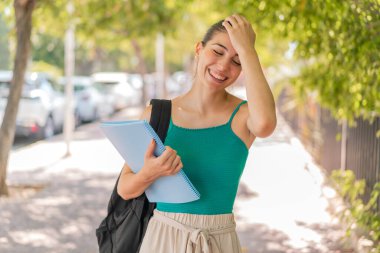 Dışarıdaki genç ve güzel bayan bir şeyin farkına vardı ve çözüme niyetlendi.