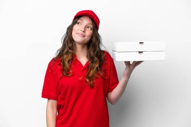 Pizza dağıtan kadın iş üniformalı beyaz arka planda izole edilmiş pizza kutuları alıyor.
