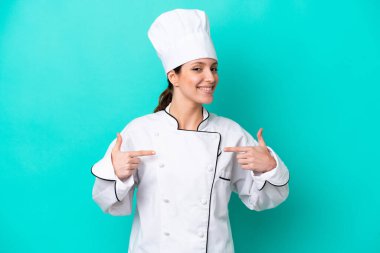 Kafkasyalı genç aşçı kadın mavi arka planda soyutlanmış gururlu ve kendini beğenmiş