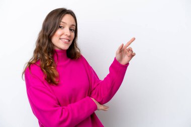 Beyaz arka planda izole edilmiş beyaz tenli genç bir kadın.