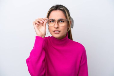 Beyaz arka planda gözlüklü ve hayal kırıklığına uğramış bir beyaz kadın.