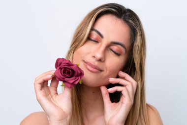 Beyaz arka planda izole edilmiş beyaz bir kadın elinde çiçeklerle. Portreyi kapat