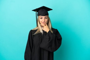 Tecrit edilmiş mavi arka plan düşüncesiyle genç üniversite mezunu