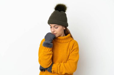 Beyaz arka planda izole edilmiş, kış şapkalı genç kız kuşkuları var.