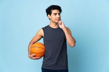 Venezuelalı basketbolcu izole edilmiş arka planda bir fikir ararken