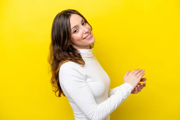 Junge Kaukasische Frau Isoliert Auf Gelbem Hintergrund Applaudiert — Stockfoto