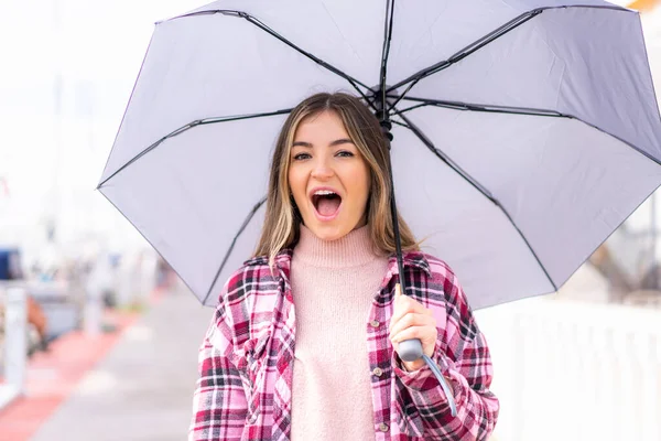 Jonge Mooie Roemeense Vrouw Houdt Een Paraplu Buiten Met Verrassing — Stockfoto