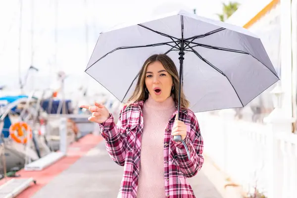 Jonge Mooie Roemeense Vrouw Houdt Een Paraplu Buitenlucht Verrast Wijzen — Stockfoto