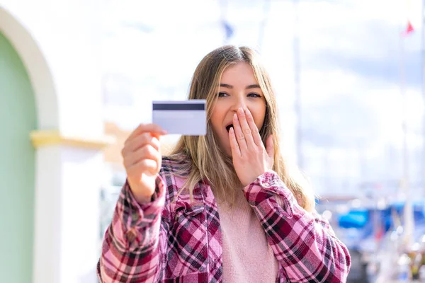 Jovem Mulher Romena Bonita Segurando Cartão Crédito Livre Com Surpresa — Fotografia de Stock