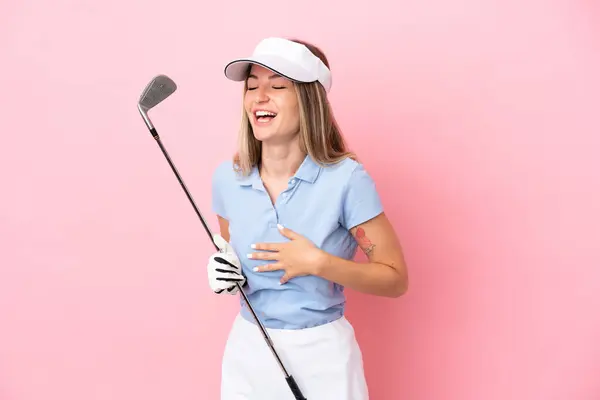 Młoda Golfistka Kobieta Odizolowany Różowym Tle Uśmiechając Się Dużo — Zdjęcie stockowe