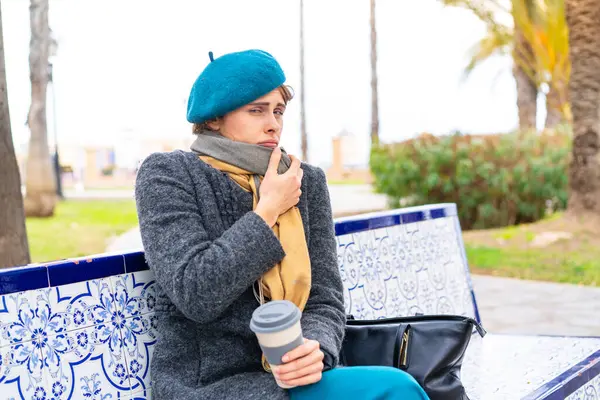 Mujer Morena Sosteniendo Café Para Llevar Aire Libre —  Fotos de Stock