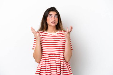 Beyaz arka planda izole edilmiş genç beyaz kadın bunalıma girdi.