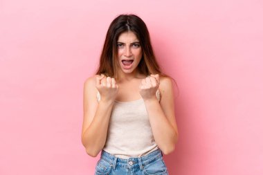 Pembe arka planda izole edilmiş genç beyaz kadın kötü bir durum yüzünden hayal kırıklığına uğradı.