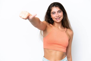 Beyaz arka planda izole edilmiş genç beyaz bir kadın baş parmak hareketi yapıyor.