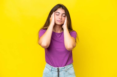 Sarı arka planda izole edilmiş, başı ağrıyan beyaz bir kadın.