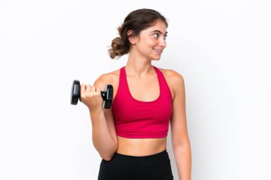 Beyaz arka planda izole edilmiş halterci genç beyaz kadın halter yapıyor.