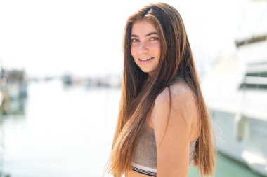 Genç, güzel, beyaz, mutlu bir yüzü olan bir kadın.