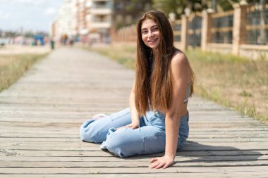 Açık havada güzel beyaz bir kadın.