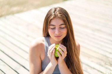Elma tutan güzel beyaz bir kadın.