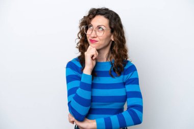 Beyaz arka planda izole edilmiş beyaz bir kadın var.