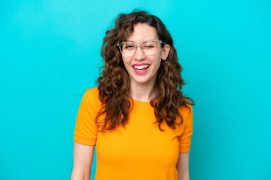 Mavi arka planda, gözlüklü ve mutlu bir ifadeyle soyutlanmış beyaz bir kadın.