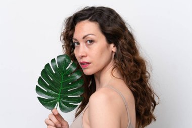 Beyaz arka planda, elinde palmiye yaprağı olan beyaz bir kadın. Portreyi kapat