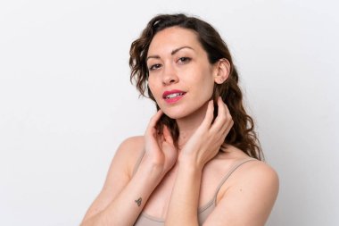 Beyaz arka planda soyutlanmış beyaz bir kadın. Portreyi kapat