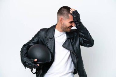 Beyaz arka planda izole edilmiş motosiklet kasklı genç beyaz adam bir şey fark etti ve çözüme niyetlendi.
