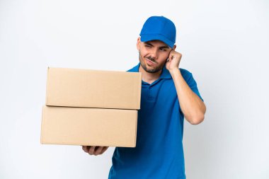 Beyaz arka planda izole edilmiş beyaz bir adam hayal kırıklığına uğramış ve kulaklarını kapatmış.