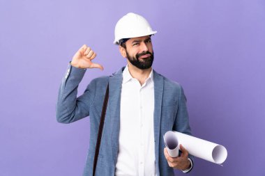 Miğferli genç bir mimar. Mor arkaplanının planlarını elinde tutuyor. Gururlu ve kendini beğenmiş.