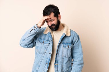 Kafkasyalı sakallı, soyutlanmış, baş ağrısı olan bir adam.