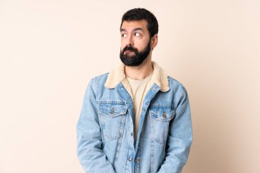 Tecrit edilmiş geçmişi olan beyaz bir adam, kafasını kaldırırken...