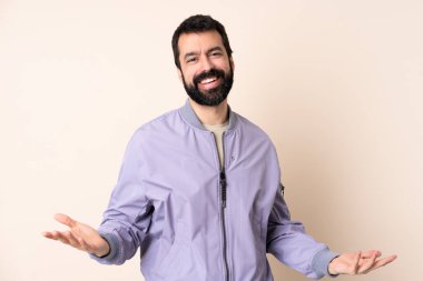 Sakallı, ceketli, soyutlanmış, mutlu ve gülümseyen beyaz bir adam.