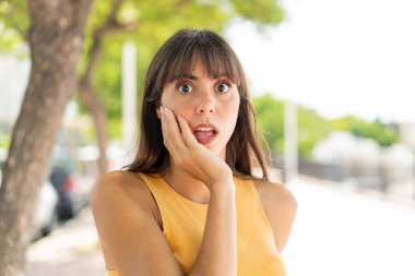 Dışarıdaki genç kadın şaşırdı ve şaşırdı.