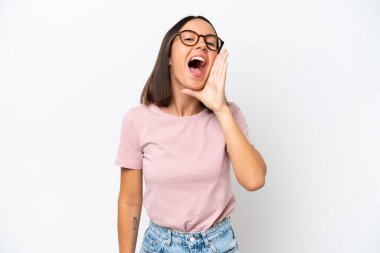Beyaz arka planda izole edilmiş genç beyaz kadın ağzı açık bağırıyor.