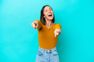 Mutsuz bir ifadeyle mavi arka planda izole edilmiş beyaz bir kadın.