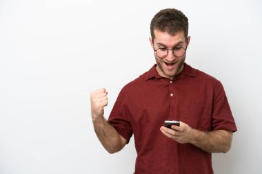 Beyaz arka planda izole genç beyaz adam şaşırdı ve bir mesaj gönderiyor