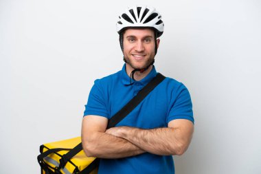 Beyaz arka planda izole edilmiş termal sırt çantalı beyaz bir adam kollarını ön cephede çapraz tutuyor.