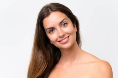 Beyaz arka planda mutlu bir ifadeyle soyutlanmış beyaz bir kadın. Portreyi kapat