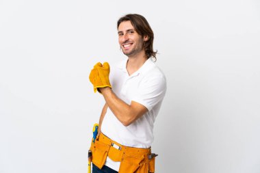 Genç elektrikçi, izole arka planda zaferi kutluyor.