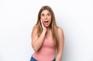 Beyaz fırında yalnız kalmış beyaz bir kadın. Şaşırmış ve şok olmuş bir yüz ifadesi var.