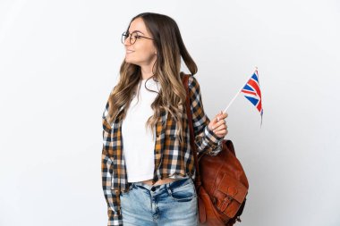 Beyaz arka planda izole edilmiş bir Birleşik Krallık bayrağı tutan genç Romen kadını