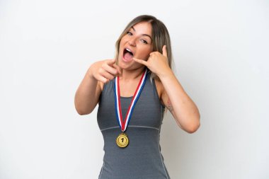 Beyaz arka planda izole edilmiş, telefon hareketi yapan ve ön tarafı işaret eden genç Romen kadın.